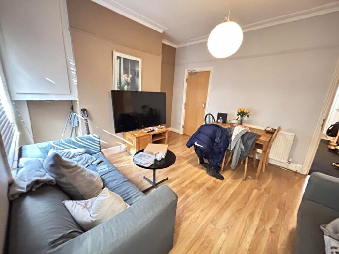 5 Bedroom House To Rent In Hessle View, Leeds, LS6