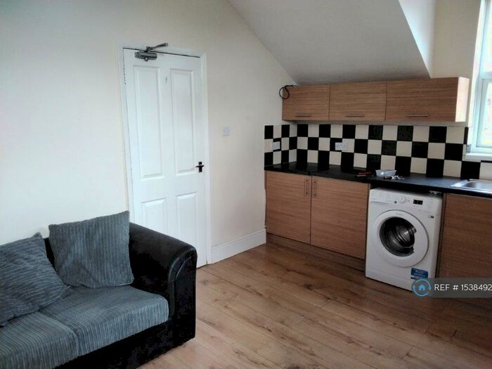 4 Bedroom Semi-Detached House To Rent In Foxhall Road, Nottingham, NG7