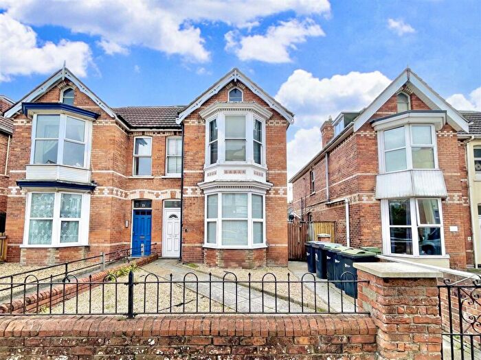6 Bedroom Semi-Detached House For Sale In Abbotsbury Road, Weymouth, DT4