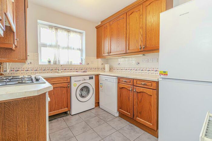 2 Bedroom Property To Rent In Vivian Avenue, London, NW4