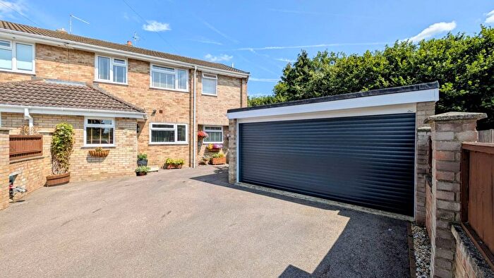 4 Bedroom Semi-Detached House For Sale In Pear Tree Close, Lindford, Hampshire, GU35