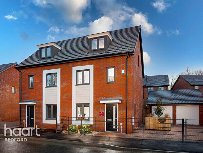 3 Bedroom Town House For Sale In Cromwell Place, Bedford, MK42