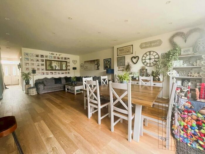 6 Bedroom Terraced House To Rent In Harewood Road, Isleworth, TW7