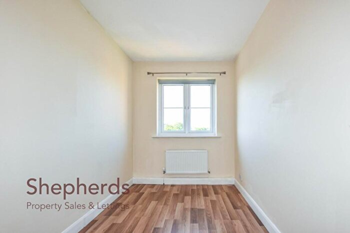 2 Bedroom Flat For Sale In Colthurst Gardens, Hoddesdon, EN11