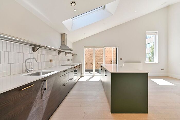 3 Bedroom Flat To Rent In Charter Place, Hounslow, TW3