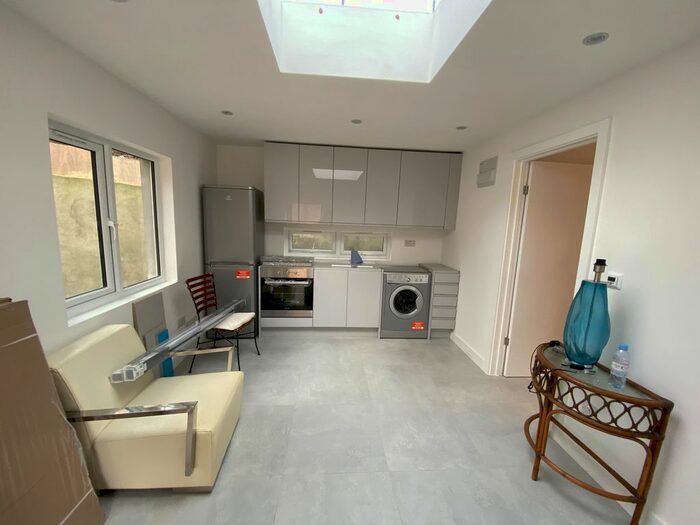 1 Bedroom Detached Bungalow To Rent In Ridge Close, Hendon, NW4