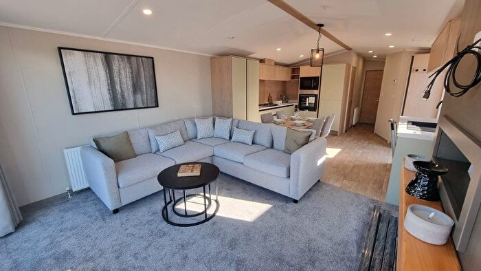 2 Bedroom Mobile/park Home For Sale In Warners Lane, Selsey, Chichester, PO20