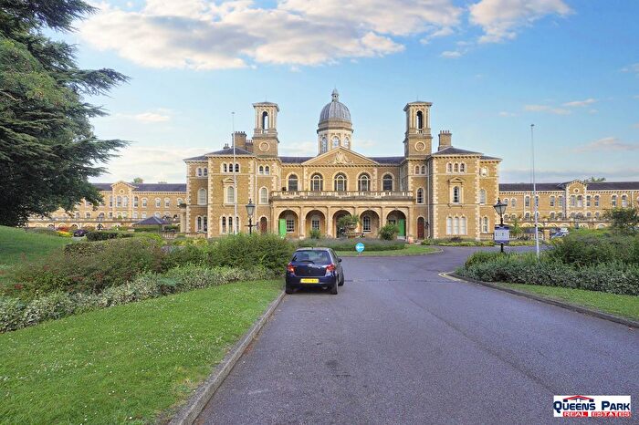 2 Bedroom Flat To Rent In Royal Drive, London, N11