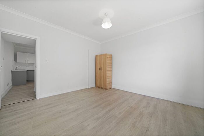 2 Bedroom Flat To Rent In St. Mary's Road, Surbiton, KT6