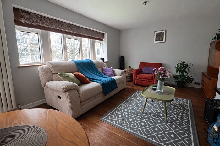 3 Bedroom Flat To Rent In Sussex Court, Barnes, SW13