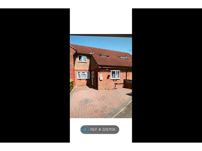 3 Bedroom Terraced House To Rent In Runham Close, Luton, LU4