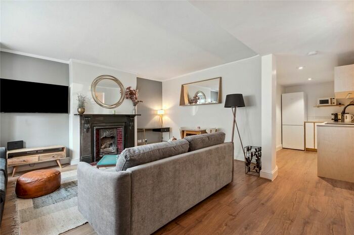 1 Bedroom Flat To Rent In Linden Gardens, Chiswick, London, W4
