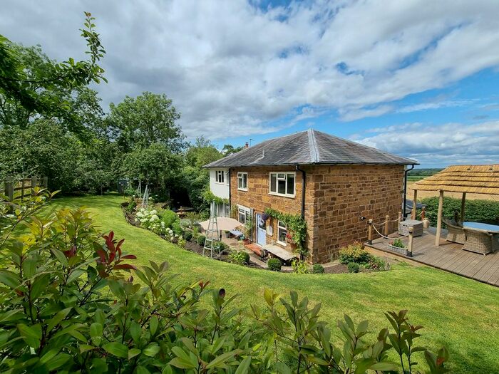 4 Bedroom Detached House For Sale In Southam Road, Napton, CV47