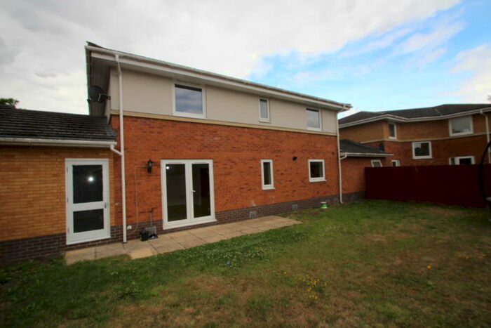 4 Bedroom Link Detached House To Rent In Manning Gardens, Croydon, CR0