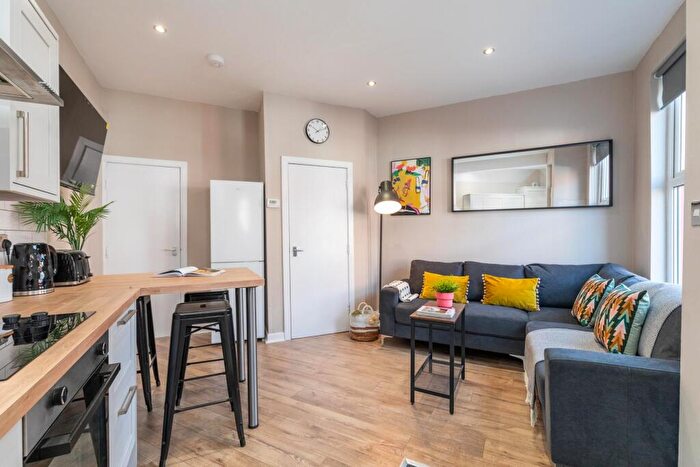 4 Bedroom House To Rent In Knowle Grove, Leeds, LS4