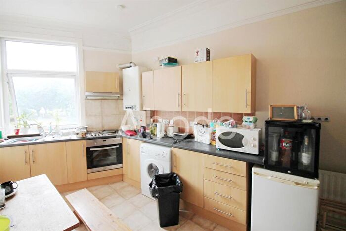3 Bedroom Flat To Rent In The Crescent, Hyde Park, Leeds, LS6