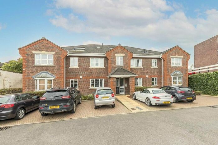 2 Bedroom Flat To Rent In Amelia Close, London, W3