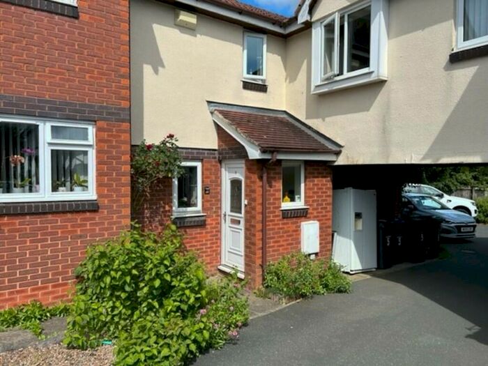 3 Bedroom Town House To Rent In Sanderling Court, Bradford, BD8