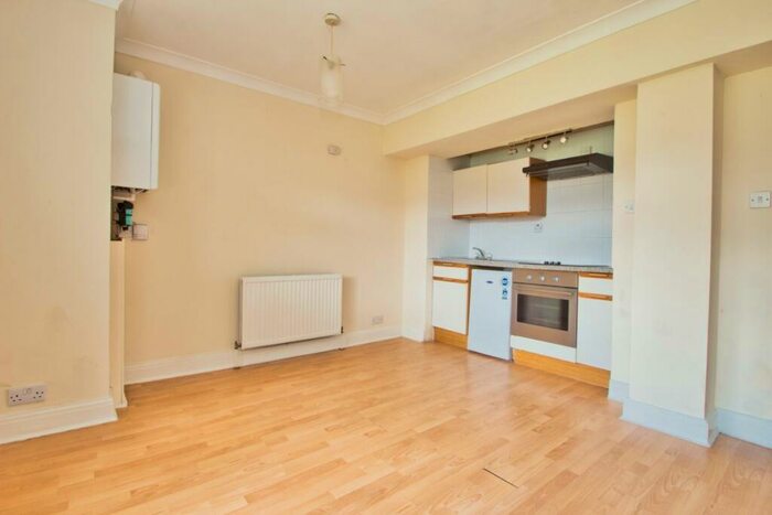 Flat To Rent In Carlyon Avenue, South Harrow, HA2