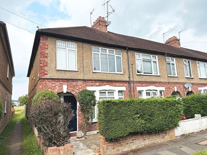 1 Bedroom Maisonette For Sale In Penton Avenue, Staines-Upon-Thames, Surrey, TW18