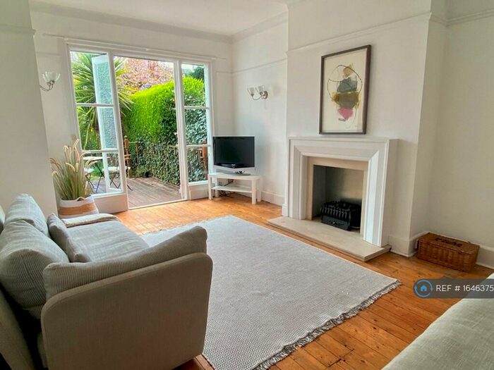 2 Bedroom Maisonette To Rent In Otley Road, Leeds, LS16