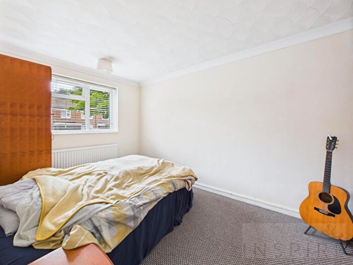2 Bedroom Flat For Sale In Chiddingly Close, Crawley, RH10