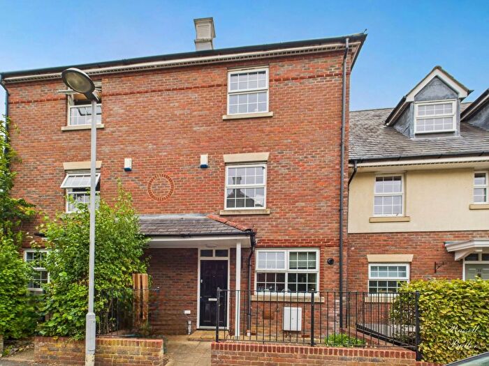 4 Bedroom Town House For Sale In Bernardines Way, Buckingham, Buckinghamshire, MK18