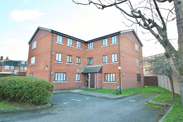 1 Bedroom Flat To Rent In Birchwood Close, Morden, SM4