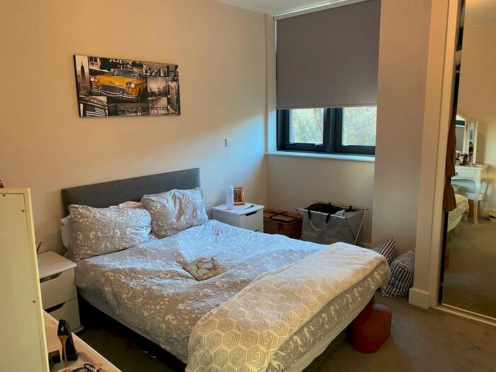 1 Bedroom Apartment To Rent In Park House, LS28