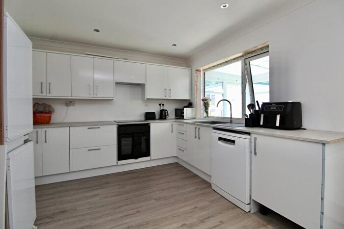 2 Bedroom Bungalow For Sale In Oak Road, New Milton, BH25