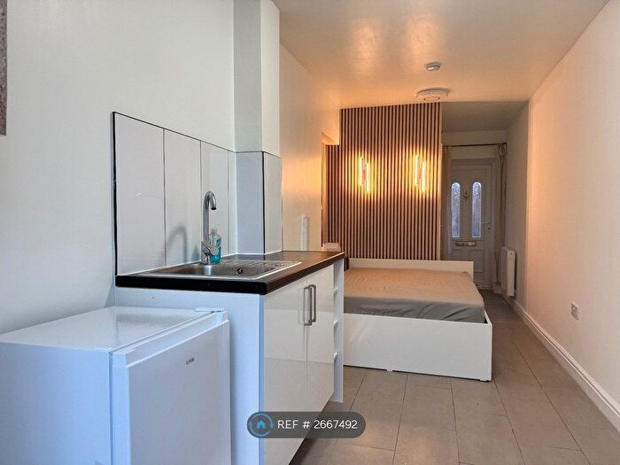 Studio To Rent In Perryman Way, Slough, SL2