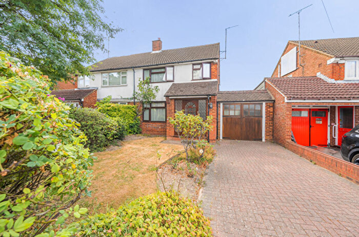 3 Bedroom Semi-Detached House For Sale In Woodford Road, Dunstable, Bedfordshire, LU5