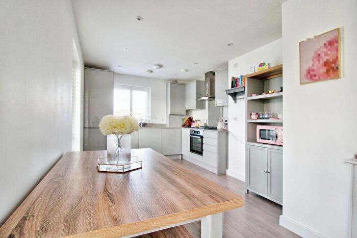 1 Bedroom Apartment For Sale In Faringdon Avenue, Romford, RM3