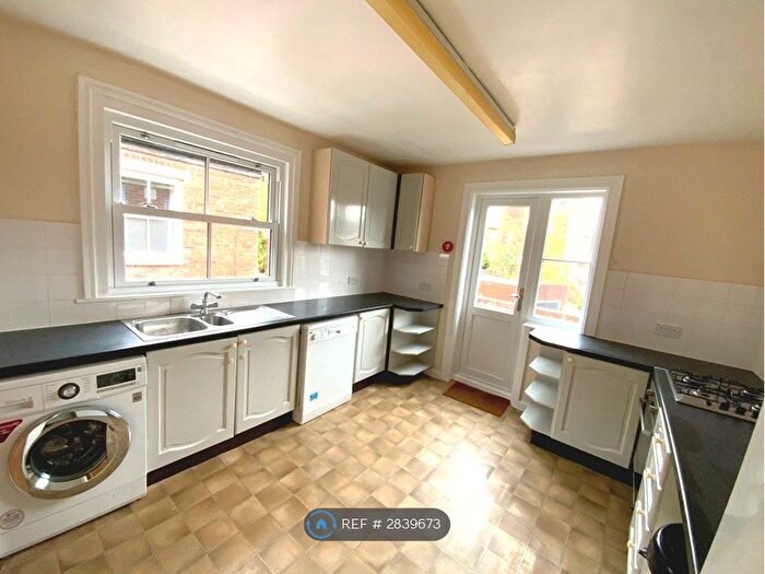 3 Bedroom Maisonette To Rent In Barnfield Road, Exeter, EX1