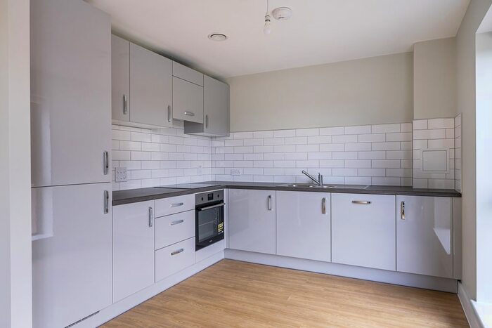 2 Bedroom Flat To Rent In Market Street, Newbury, RG14