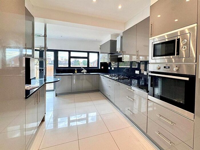 6 Bedroom Semi Detached House To Rent In Whitchurch Lane, Edgware, HA8