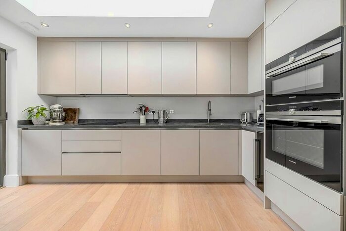 2 Bedroom Maisonette To Rent In Pirbright Road, Southfields, London, SW18