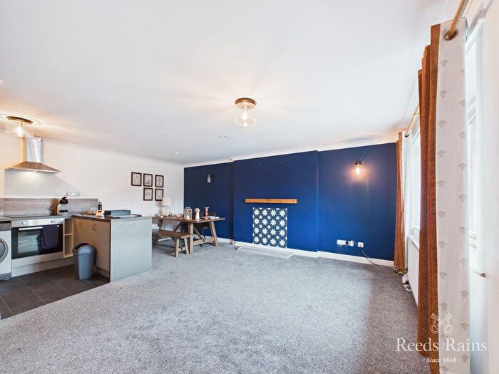 2 Bedroom Flat For Sale In Nunnington Close, Hull, HU5