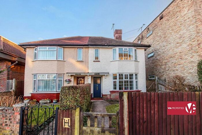 3 Bedroom Semi-Detached House For Sale In Brocket Road, Hoddesdon, EN11