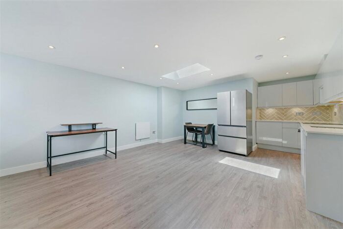 1 Bedroom Flat For Sale In Deburgh Road, Wimbledon, London, SW19