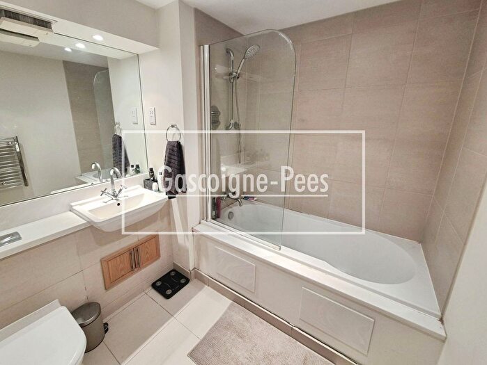 1 Bedroom Flat To Rent In Waynflete House, Esher, KT10