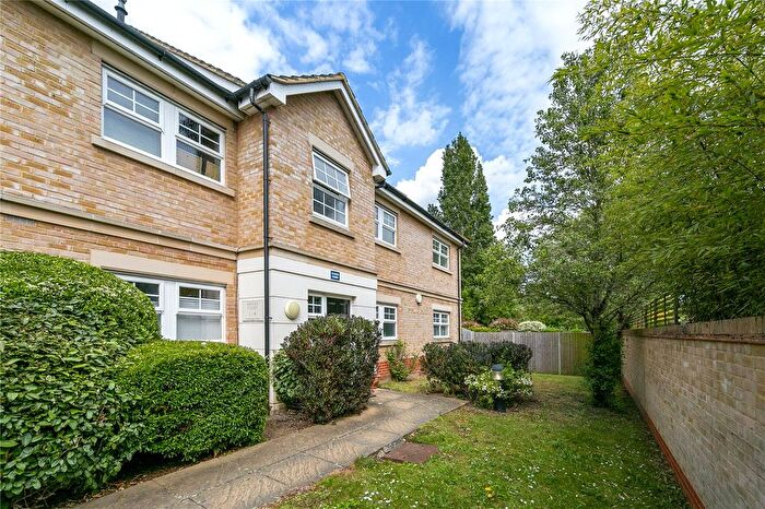 2 Bedroom Flat For Sale In Azalea Court, Hampton, TW12