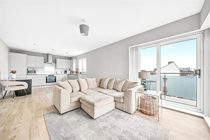 1 Bedroom Flat For Sale In High Road, Chadwell Heath, RM6