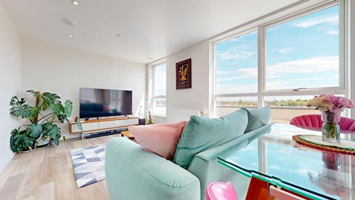 3 Bedroom Flat To Rent In Thatchers Court, Montmorency Gardens, Montmorency Gardens, London, N11