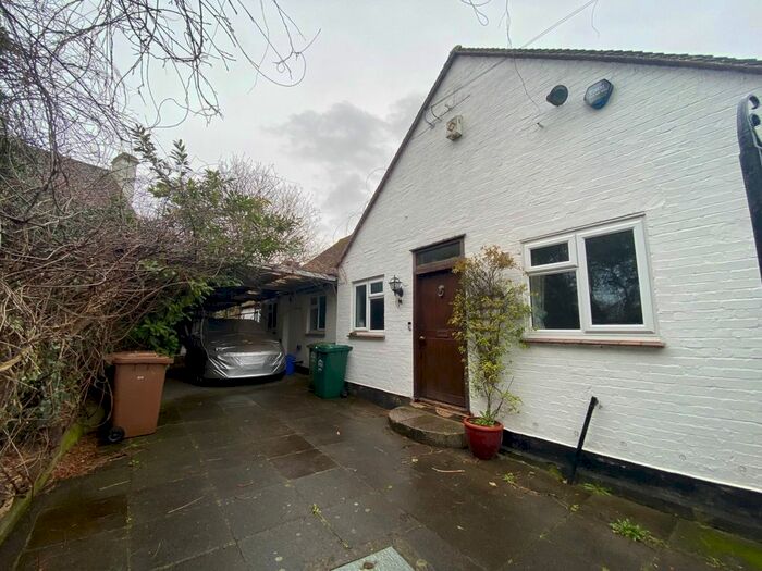 3 Bedroom Detached Bungalow To Rent In Hithermoor Road, Staines, TW19