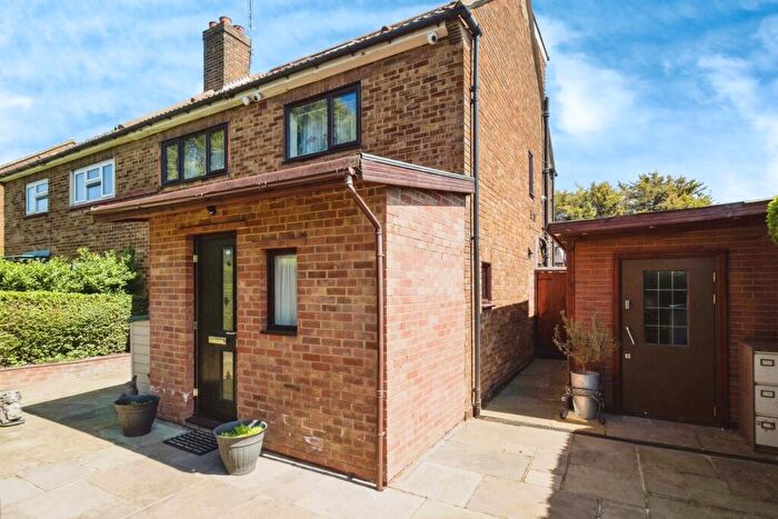 4 Bedroom Semi-Detached House For Sale In Burwood Gardens, Rainham, RM13