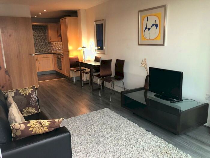 2 Bedroom Flat To Rent In Whitehall Quay, Leeds, West Yorkshire, LS1