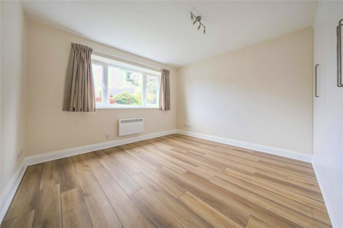 2 Bedroom Flat For Sale In Charter Court, Linden Grove, New Malden, KT3
