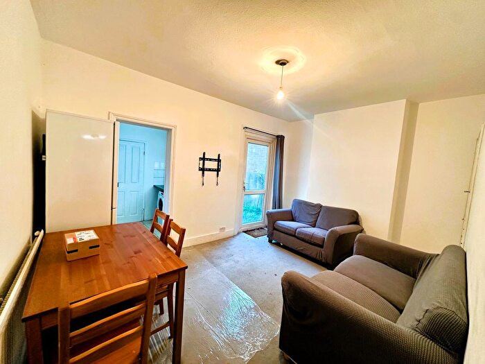 3 Bedroom Terraced House To Rent In Fountain Road, Tooting Broadway, London, SW17