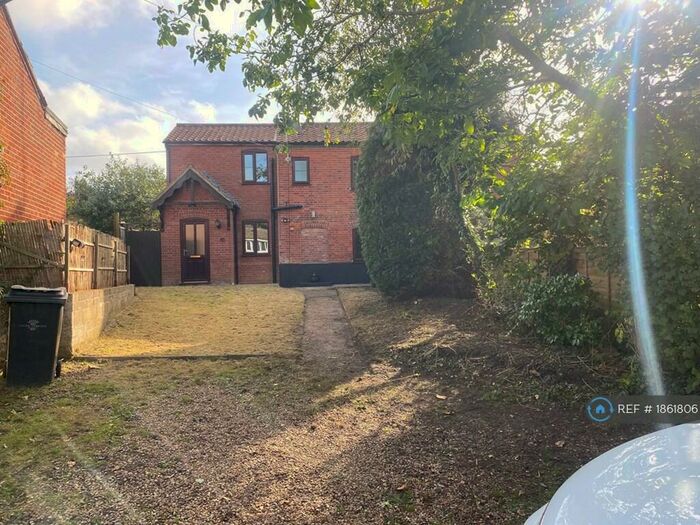 4 Bedroom Semi-Detached House To Rent In The Street, Norwich, NR8